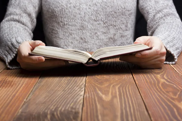 Closeup vrouw hand met pocket boek te lezen — Stockfoto