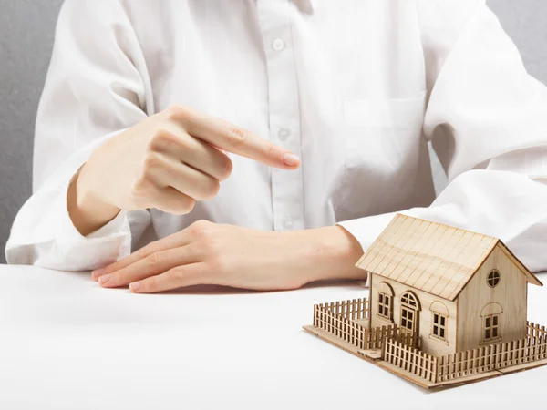 Концепція нерухомості - бізнесмен за архітектурною моделлю будинку — стокове фото