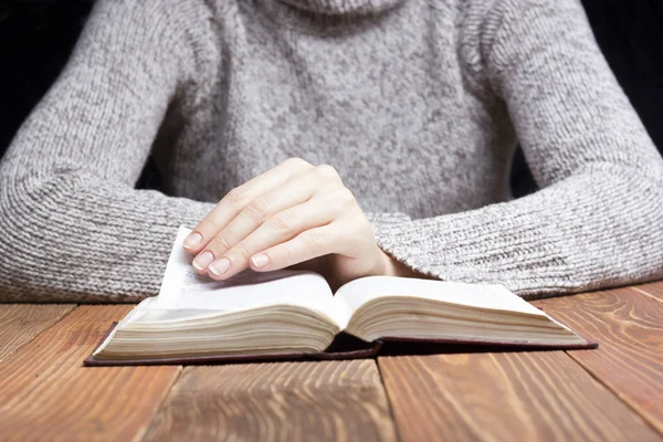 Closeup femeie mână care deține cartea de buzunar pentru a citi — Fotografie, imagine de stoc