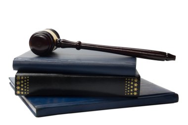 Mahkeme salonunda masada ahşap hakimler tokmak ile kanun kitabı