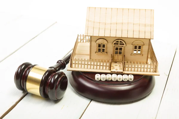 拍卖。法律。木桌和法院槌的微型房子 — 图库照片