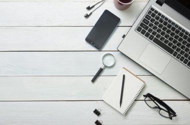 Bilgisayar, malzemeleri, çiçek ile ofis resepsiyon masası. Üstten Görünüm. Metin için yer kopyalayın
