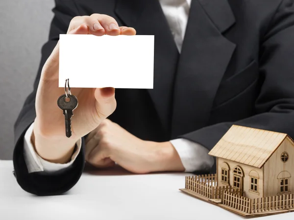 Real estate concept. Hands holding blank business card with keys. — Stock Photo, Image