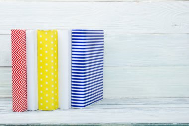Ahşap masa üzerinde kitap yığını. Okula dönüş. Kopya alanı