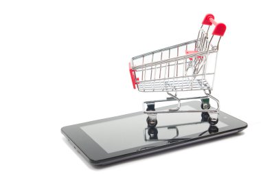 Kavram - boş alışveriş sepeti, dizüstü ve tablet pc, smartphone beyaz arka plan üzerinde izole gerekebilir. Metin için yer kopyalayın.