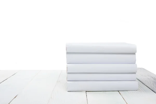 Stack di libri a mensola in legno isolato su sfondo bianco. Torniamo a scuola. Copia spazio per testo — Foto Stock