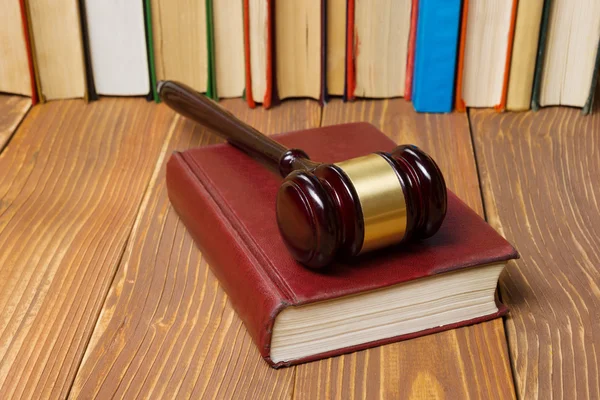 Bir mahkeme veya Hukuk İcra ofiste tabloda ahşap hakimler tokmak ile kanun kitabı. — Stok fotoğraf