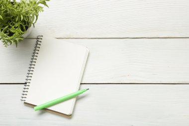 Ofis resepsiyon masası malzemeleri ve crumled kağıt ile. Üstten Görünüm. Metin için yer kopyalayın