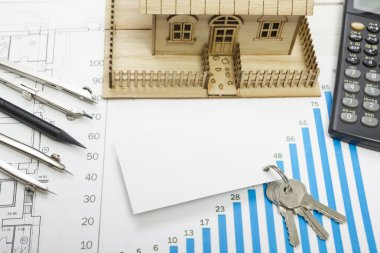 Model ev inşaat konut yapı, anahtarları, boş kartvizit, bölücü pusula için planlayın. hesap makinesi. Emlak kavramı. Üstten Görünüm.