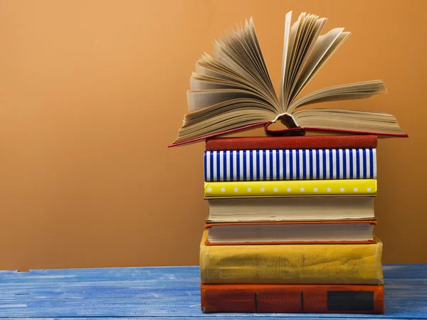 Open book, hardback books on wooden table. Back to school. Copy space for text — Stock Photo, Image
