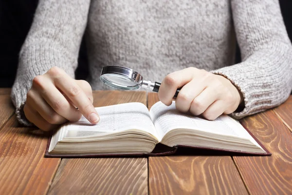 Closeup vrouw hand met pocket boek te lezen — Stockfoto