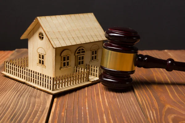 拍卖。法律。木桌和法院槌的微型房子 — 图库照片