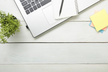 Ofis resepsiyon masası malzemeleri ile. Üstten Görünüm. Metin için yer kopyalayın. Dizüstü bilgisayar, not defteri, kalem ve çiçek.