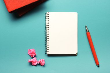 Ofis resepsiyon masası malzemeleri ve buruşuk kağıt ile. Üstten Görünüm. Metin için yer kopyalayın