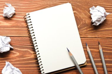 Ofis resepsiyon masası malzemeleri ve buruşuk kağıt ile. Üstten Görünüm. Metin için yer kopyalayın