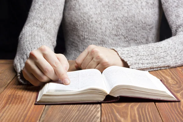 Closeup vrouw hand met pocket boek te lezen — Stockfoto