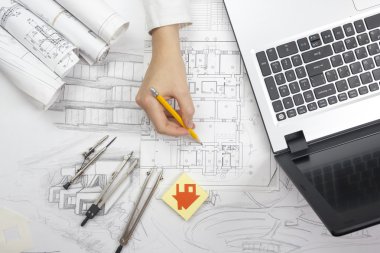 Mimar, planlar üzerinde çalışıyor. Mimarlar işyeri - mimari proje, planlar, cetvel, hesap makinesi, dizüstü bilgisayar ve bölücü pusula. İnşaat konsepti. Mühendislik araçları