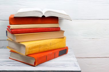 Açık kitap, ahşap masadaki ciltli kitaplar. Okula dönelim. Boşluğu kopyala