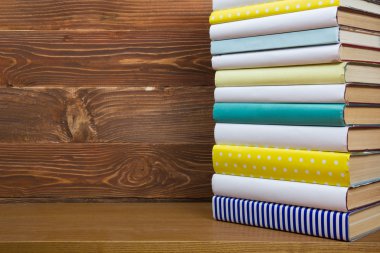 Ahşap masa üzerinde kitap yığını. Okula dönüş. Kopya alanı