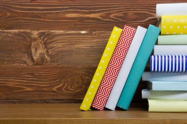 Ahşap masa üzerinde kitap yığını. Okula dönüş. Kopya alanı