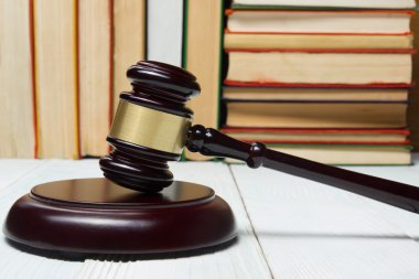 Bir mahkeme veya Hukuk İcra ofiste tabloda ahşap hakimler tokmak ile kanun kitabı.