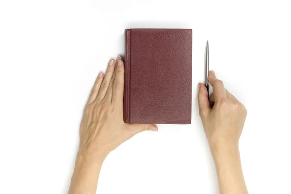 Mani tenere vuoto libro rosso copertina rigida su sfondo bianco — Foto Stock