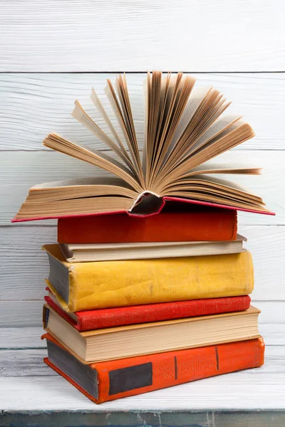 Livro aberto, livros de capa dura sobre mesa de madeira. De volta à escola. Espaço de cópia — Fotografia de Stock