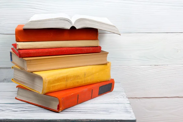 Livro aberto, livros de capa dura sobre mesa de madeira. De volta à escola. Espaço de cópia — Fotografia de Stock