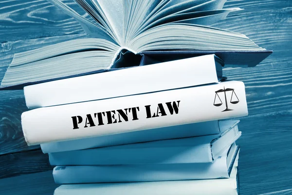 법정 또는 집행 사무실 테이블에 특허 법률 단어와 책. 몸매 이미지 — 스톡 사진