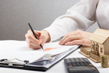 Tasarruf, finans, Ekonomi ve ev bütçe kavramı - mali sonuçlarını çözümleme istatistikleri ile çalışma hesap makinesi kayıp, sayım kadın kar notlar, yapma kadar yakın
