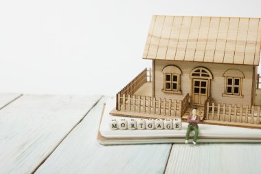 Mortgage sözcüğün yazımını ahşap bloklar