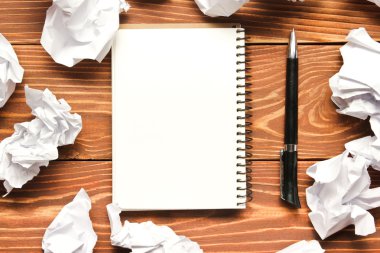 Ofis resepsiyon masası malzemeleri ve buruşuk kağıt ile. Üstten Görünüm. Metin için yer kopyalayın