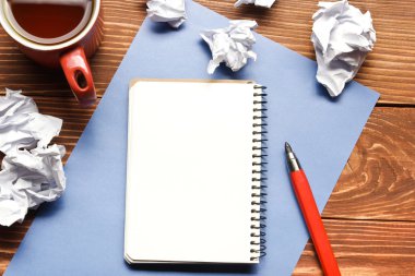 Ofis resepsiyon masası malzemeleri ve buruşuk kağıt ile. Üstten Görünüm. Metin için yer kopyalayın