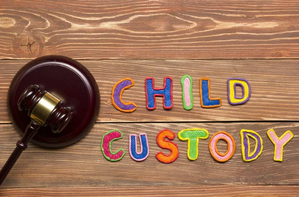 Rechter hamer en kleurrijke brieven met betrekking tot de bewaring van het kind, familierecht concept. — Stockfoto