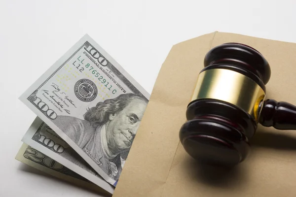Soudce kladívkem a amerických dolarů na bílém pozadí — Stock fotografie