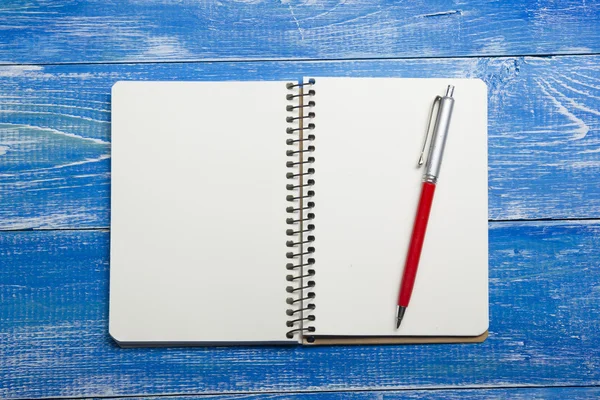 Pohled shora tvůrčího psaní konceptu s tužky, kniha, Notepad na dřevěný stůl. Kopírovat prostor pro text — Stock fotografie