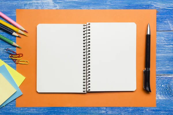 Pohled shora tvůrčího psaní konceptu s tužky, kniha, Notepad na dřevěný stůl. Kopírovat prostor pro text — Stock fotografie