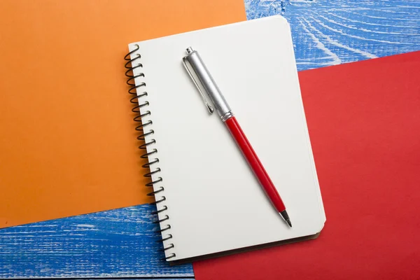 Draufsicht auf kreatives Schreibkonzept mit Bleistift, Buch, Notizblock auf Holztisch. Kopierraum für Text — Stockfoto