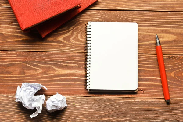 Bürotisch mit Vorräten und zerknülltem Papier. Ansicht von oben. Kopierraum für Text — Stockfoto