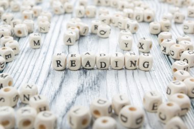 Ahşap blok üzerinde yazılı kelime okuma. Ahşap Abc