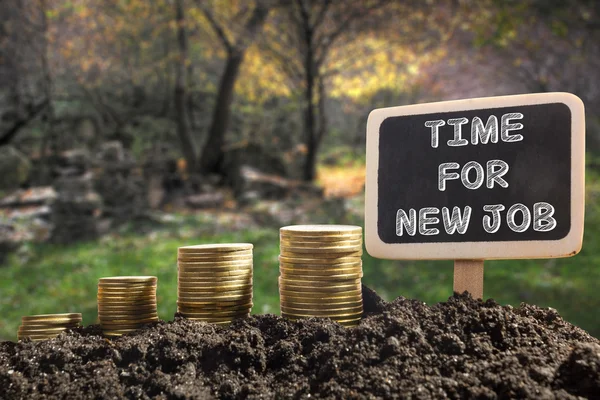 Time For New Job - Concetto di opportunità finanziaria. Monete d'oro nel terreno Lavagna su sfondo naturale sfocato . — Foto Stock