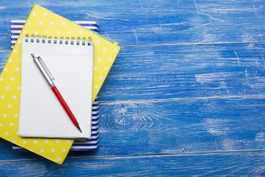 Ahşap masa üzerinde üstten görünüm kalem, kitap, Not Defteri ile yaratıcı yazma kavramının. Metin için yer kopyalayın