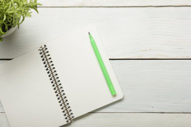 Ofis resepsiyon masası malzemeleri ve crumled kağıt ile. Üstten Görünüm. Metin için yer kopyalayın