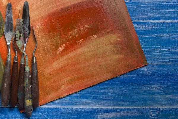 Εργαλεία βαφής χρώμα παλέτα και τα πινέλα καλλιτέχνης σε αφηρημένη καλλιτεχνικό υπόβαθρο — Φωτογραφία Αρχείου