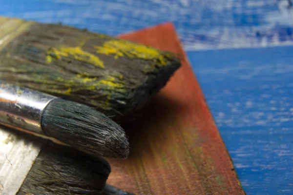 Цветная палитра инструментов живописи и кисти художника на абстрактном художественном фоне — стоковое фото