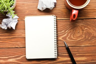 Ofis resepsiyon masası malzemeleri ve buruşuk kağıt ile. Üstten Görünüm. Metin için yer kopyalayın