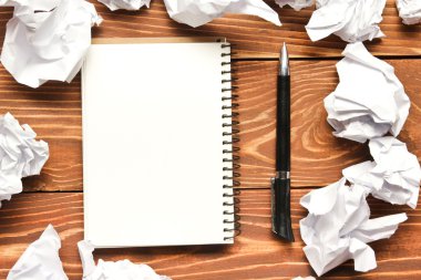Ofis resepsiyon masası malzemeleri ve buruşuk kağıt ile. Üstten Görünüm. Metin için yer kopyalayın