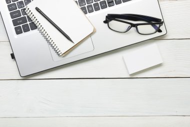 Ofis resepsiyon masası malzemeleri ve gözlük. Üstten Görünüm. Metin için yer kopyalayın