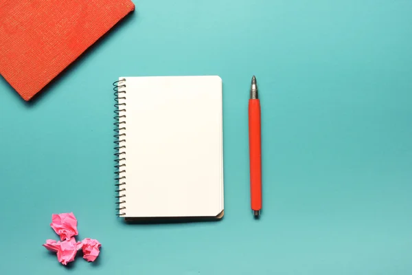 Ofis resepsiyon masası malzemeleri ve buruşuk kağıt ile. Üstten Görünüm. Metin için yer kopyalayın