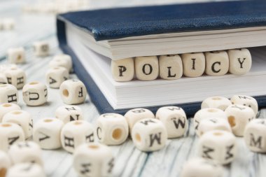 ilke kelime ahşap blok üzerinde yazılı. Ahşap Abc